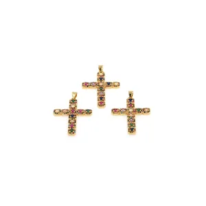 Set de tres colgantes de cruz bañados en oro de 18K con circonitas de colores