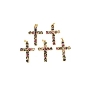 Colgantes de cruz vintage bañados en oro de 18K con circonitas de colores