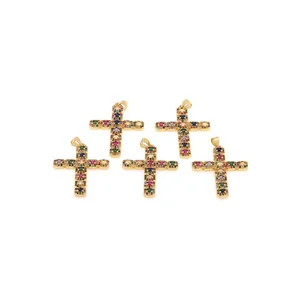 Set de 5 colgantes de cruz vintage bañados en oro 18K con circonitas de colores micro-pave