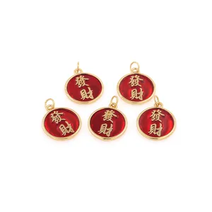 Detalle macro de los colgantes de esmalte rojo bañados en oro 18K con anillos decorativos