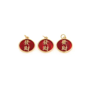 Tres colgantes redondos bañados en oro de 18K con esmalte rojo y símbolos de riqueza