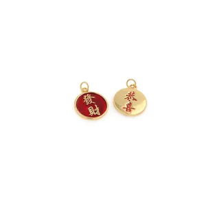 Detalle de colgantes redondos chapados en oro 18K con caracteres chinos para joyería DIY