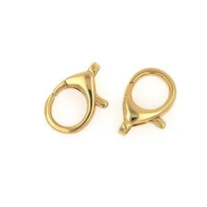 Vue détaillée de deux fermoirs mousquetons ovales plaqués or 18 carats pour bijoux