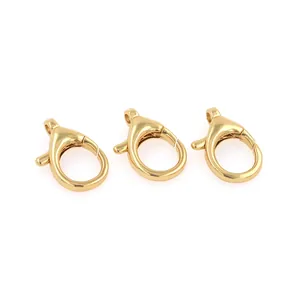 Trois fermoirs mousquetons ovales en plaqué or 18K pour bijoux DIY sur fond blanc