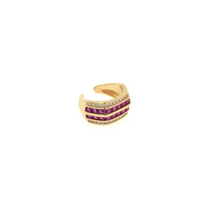 Detailansicht eines 18K vergoldeten Rings mit rosa Zirkon-Rechtecken und weißen Diamanten