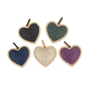 Vista macro di cinque ciondoli a cuore placcati oro 18K con micro-pavé di zirconi cubici