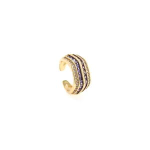 Detail einer 18K vergoldeten Ohrmanschette mit lila Zirkonia und weißen Edelsteinen besetzt