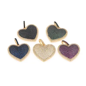Dettaglio di ciondoli a cuore placcati in oro 18K con zirconi colorati micro-incastonati
