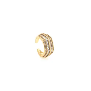 Detail einer 18K vergoldeten Ohrmanschette mit drei Reihen Zirkonia-Mikropflaster