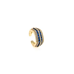 Detailansicht der 18K vergoldeten C-Manschette mit blauen Edelsteinen und Mikro-Zirkon