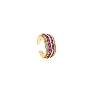 Makro-Detail des 18K vergoldeten Rings mit rosa Zirkon-Steinen und Mikro-Pavé-Kristallen