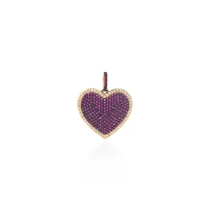 Dettaglio macro del ciondolo a cuore in oro 18K con zirconi viola e cristalli bianchi