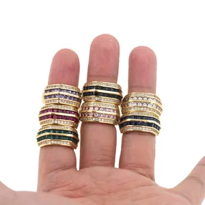 Detail von vergoldeten verstellbaren Ringen mit bunten Zirkonia-Steinen und Doppelreihen-Diamanten