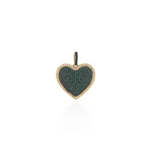 Dettaglio del ciondolo a cuore placcato oro 18K con zirconi verdi e bianchi incastonati
