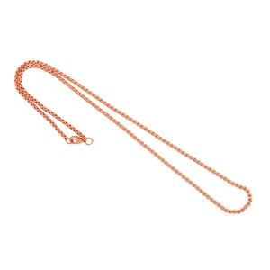 Détail d'un collier chaîne box en or rose avec fermoir mousqueton et finition polie
