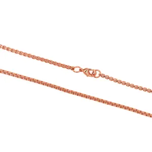 Gros plan détaillé d'un collier chaîne box plaqué or 18 carats avec fermoir mousqueton