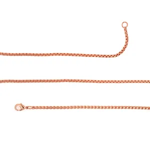 Détail d'un collier chaîne box en or rose poli avec un fermoir mousqueton solide