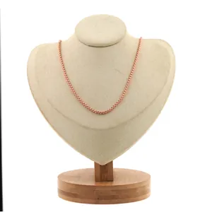 Collier chaîne boîte minimaliste plaqué or 18 carats présenté sur un présentoir à bijoux
