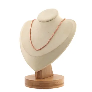 Détail d'un collier chaîne box plaqué or 18 carats sur un présentoir en velours