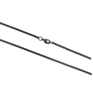 Détail d'un collier chaîne box noir mat avec un fermoir mousqueton en métal sécurisé
