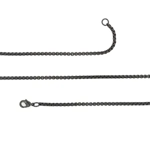 Détail d'un collier chaîne box noire avec fermoir mousqueton en métal de haute qualité