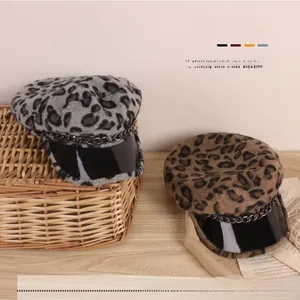 Casquettes de gavroche léopard avec bords en similicuir et chaînes métalliques