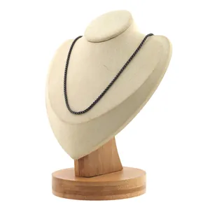 Gros plan d'un collier chaîne box noir minimaliste sur un présentoir à bijoux beige