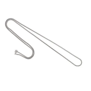 Vue macro d'un collier chaîne box en métal argenté poli avec un fermoir mousqueton solide
