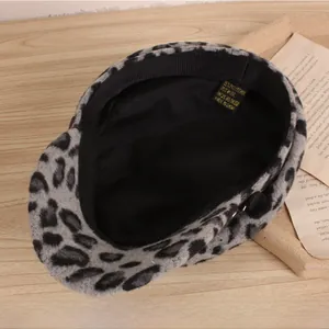 Détail de la casquette léopard montrant le tissu en laine mélangée et la doublure