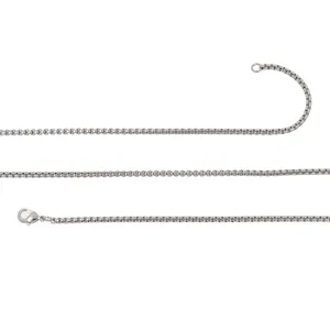 Vue détaillée d'un collier chaîne box argenté avec un fermoir mousqueton solide en métal