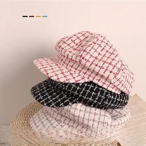 Tre berretti in tweed a scacchi per bambini in rosso, nero e rosa stile autunnale