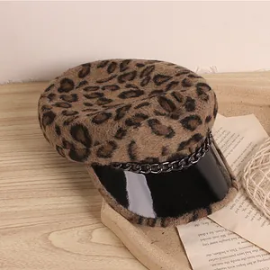 Casquette léopard pour enfants avec chaîne en métal et visière vernie pour l'hiver