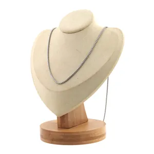 Détail d'un collier chaîne vénitienne argentée avec finition miroir sur présentoir