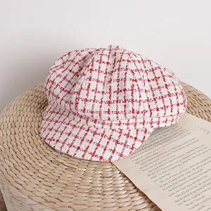 Classico berretto stile britannico in tweed a quadri bianchi e rossi per bambini