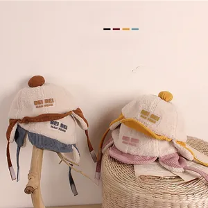 Detailansicht der Kinder-Uschanka mit Teddy-Fleece, Cord-Textur und weichem Bommel