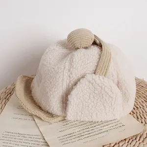 Detail der Baby-Wintermütze mit Teddyplüsch und braunem Cord-Schirm für Wärme