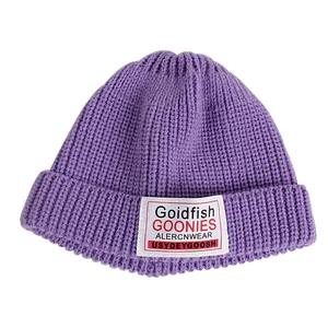 Lila Strickmütze für Kinder im Winter mit Goldfisch-Patch und breitem Umschlag
