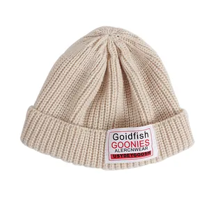 Beigefarbene Rippstrickmütze für Kinder mit trendigem Buchstaben-Stoffaufnäher am Umschlag