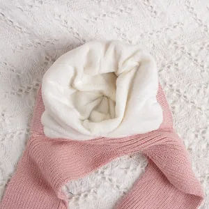 Gros plan d'une écharpe rose tricotée avec doublure en polaire blanche pour l'hiver