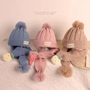 Ensemble bonnet et écharpe en tricot pour enfants avec pompons et breloques de fruits