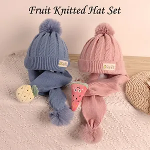 Ensemble bonnet et écharpe en tricot pour enfants avec pompon et décorations de fruits