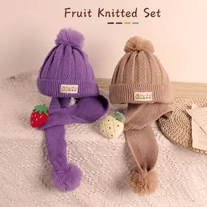 Ensemble bonnet et écharpe tricotés pour enfants avec pompons pour la chaleur hivernale