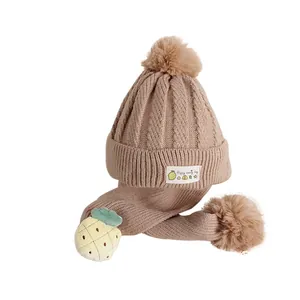 Ensemble bonnet et écharpe tricotés kaki pour enfants avec pompon et décor d'ananas