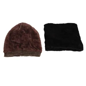 Détail du bonnet en tricot marron et du cache-col noir avec doublure polaire pour l'hiver