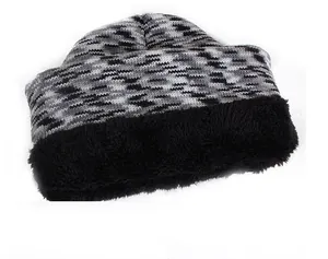 Detalle del gorro de punto jaspeado para invierno con forro polar grueso y puño negro
