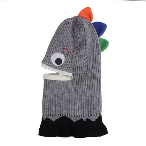 Kinder-Strickmütze Dinosaurier-Design mit buntem Rückenkamm und Ohrenschutz in Grau