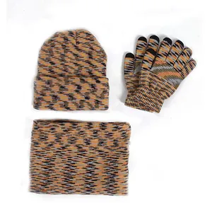 Primer plano del conjunto de punto multicolor con gorro, bufanda y guantes