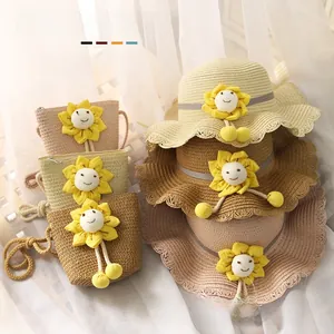 Détail d'ensembles chapeau et sac en paille avec poupées tournesol et bordure en dentelle