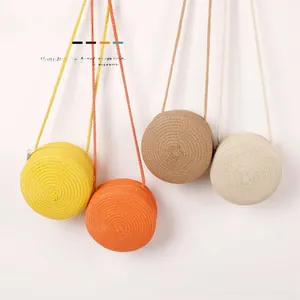 Vue détaillée de sacs à bandoulière en paille pour enfants en quatre coloris pastels