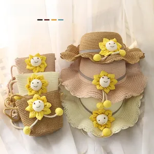 Détail de l'ensemble chapeau de paille bébé et sac avec tournesol et bord dentelle
